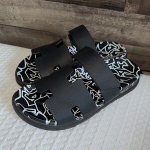 Black Sandals with Abstract Pattern and Thick Straps